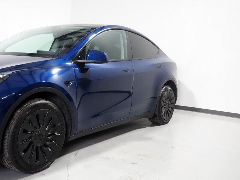 2023 Tesla Model Y Long Range AWD *TRAFFIC AWARE CRUISE CONTROL, NAVIGATION, SAFETY ALERTS, SURROUND VIEW CAMERAS, PANORAMA GLASS ROOF, HEATED SEATS/STEERING WHEEL, WIRELESS CHARGING Round Rock TX