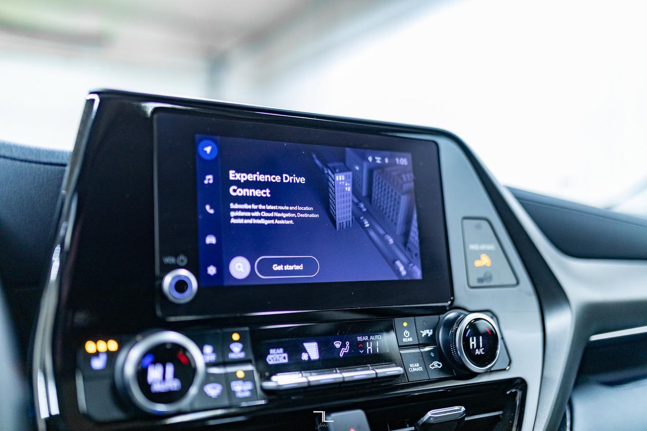 2023 Toyota Highlander AWD XLE Hybrid Leather Roof BCam Red Deer AB