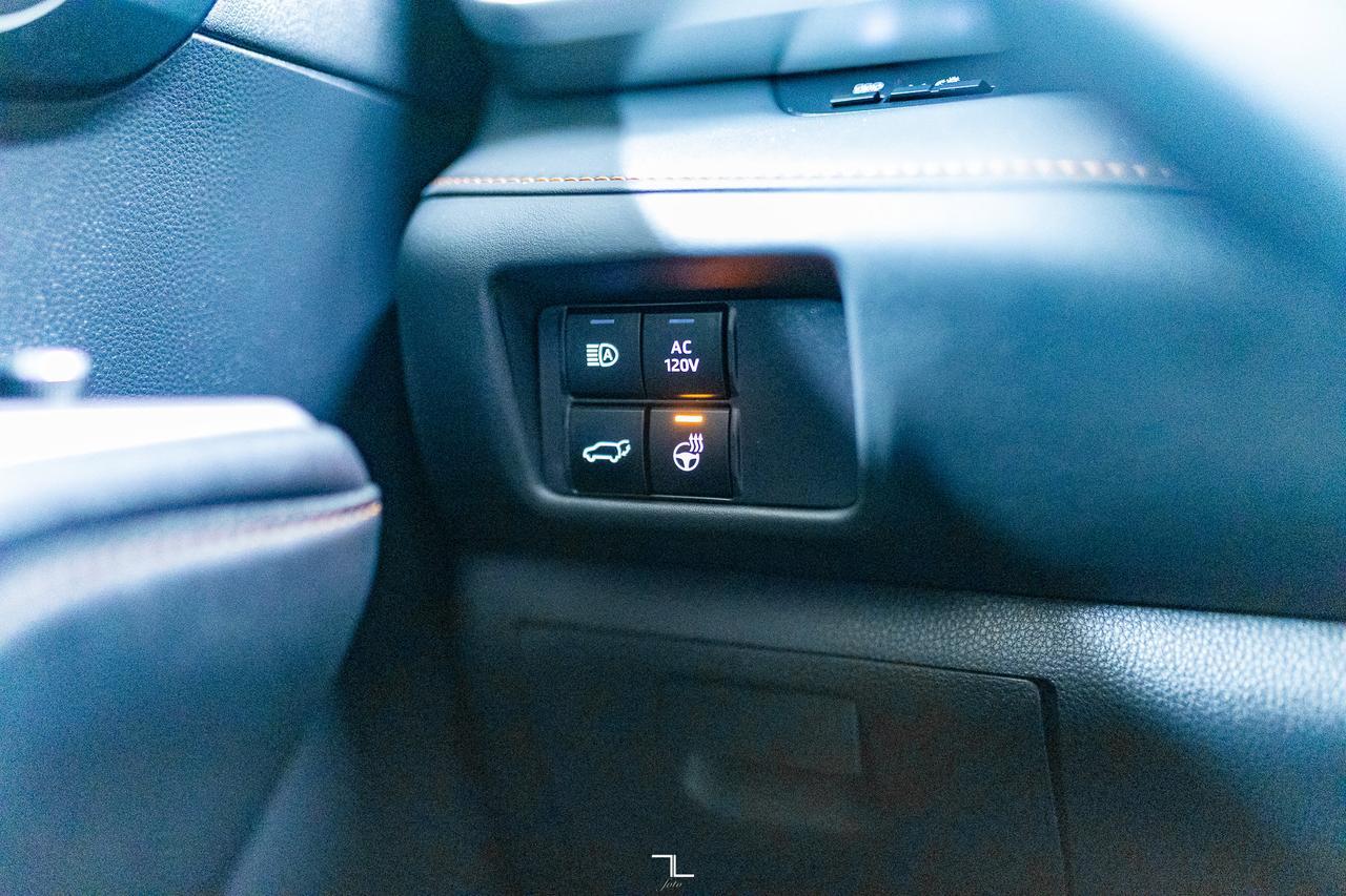 2023 Toyota Highlander AWD XLE Hybrid Leather Roof BCam Red Deer AB