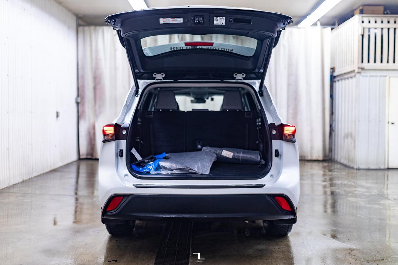 2023 Toyota Highlander AWD XLE Hybrid Leather Roof BCam Red Deer AB