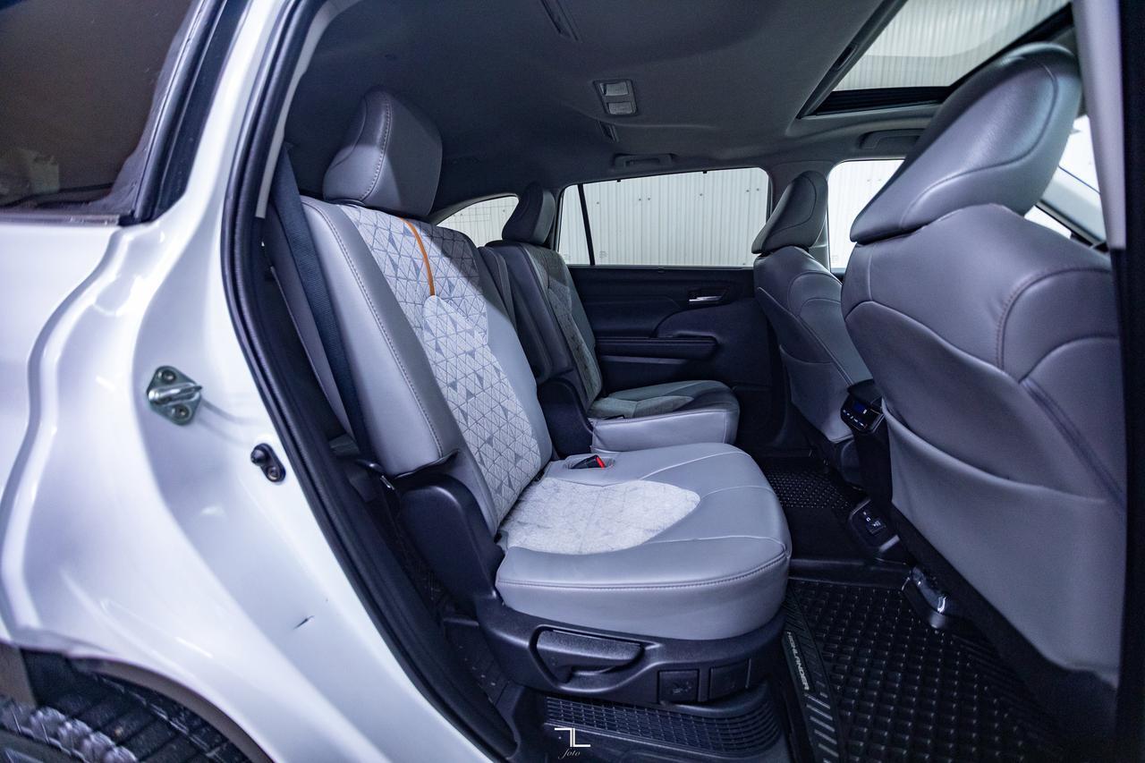 2023 Toyota Highlander AWD XLE Hybrid Leather Roof BCam Red Deer AB