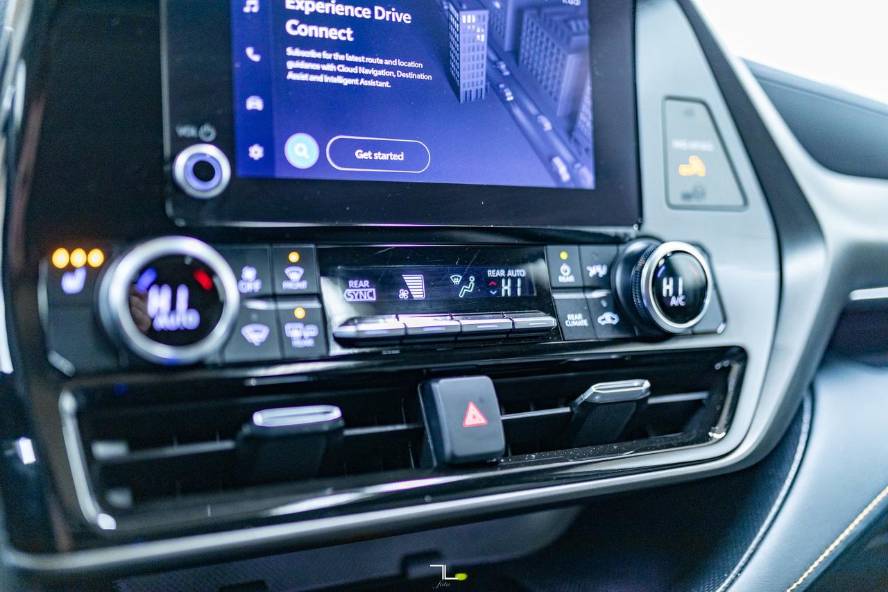 2023 Toyota Highlander AWD XLE Hybrid Leather Roof BCam Red Deer AB