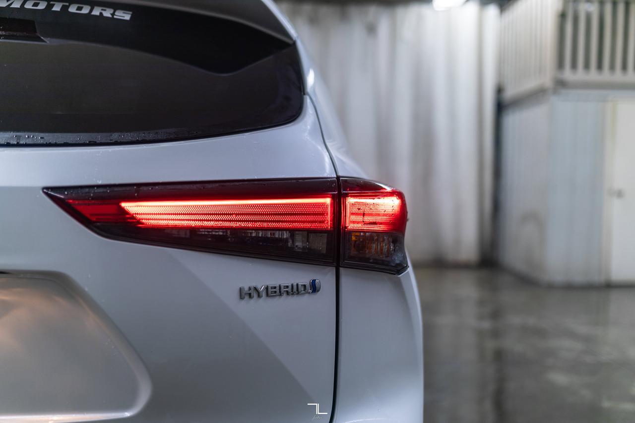 2023 Toyota Highlander AWD XLE Hybrid Leather Roof BCam Red Deer AB