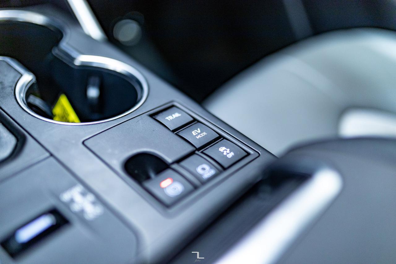 2023 Toyota Highlander AWD XLE Hybrid Leather Roof BCam Red Deer AB