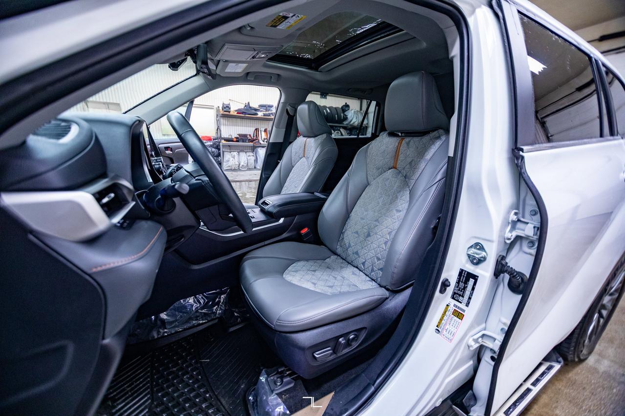 2023 Toyota Highlander AWD XLE Hybrid Leather Roof BCam Red Deer AB