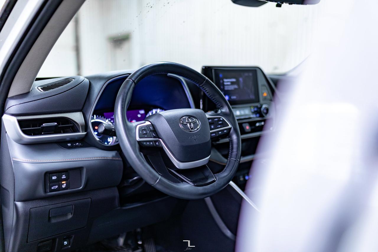 2023 Toyota Highlander AWD XLE Hybrid Leather Roof BCam Red Deer AB