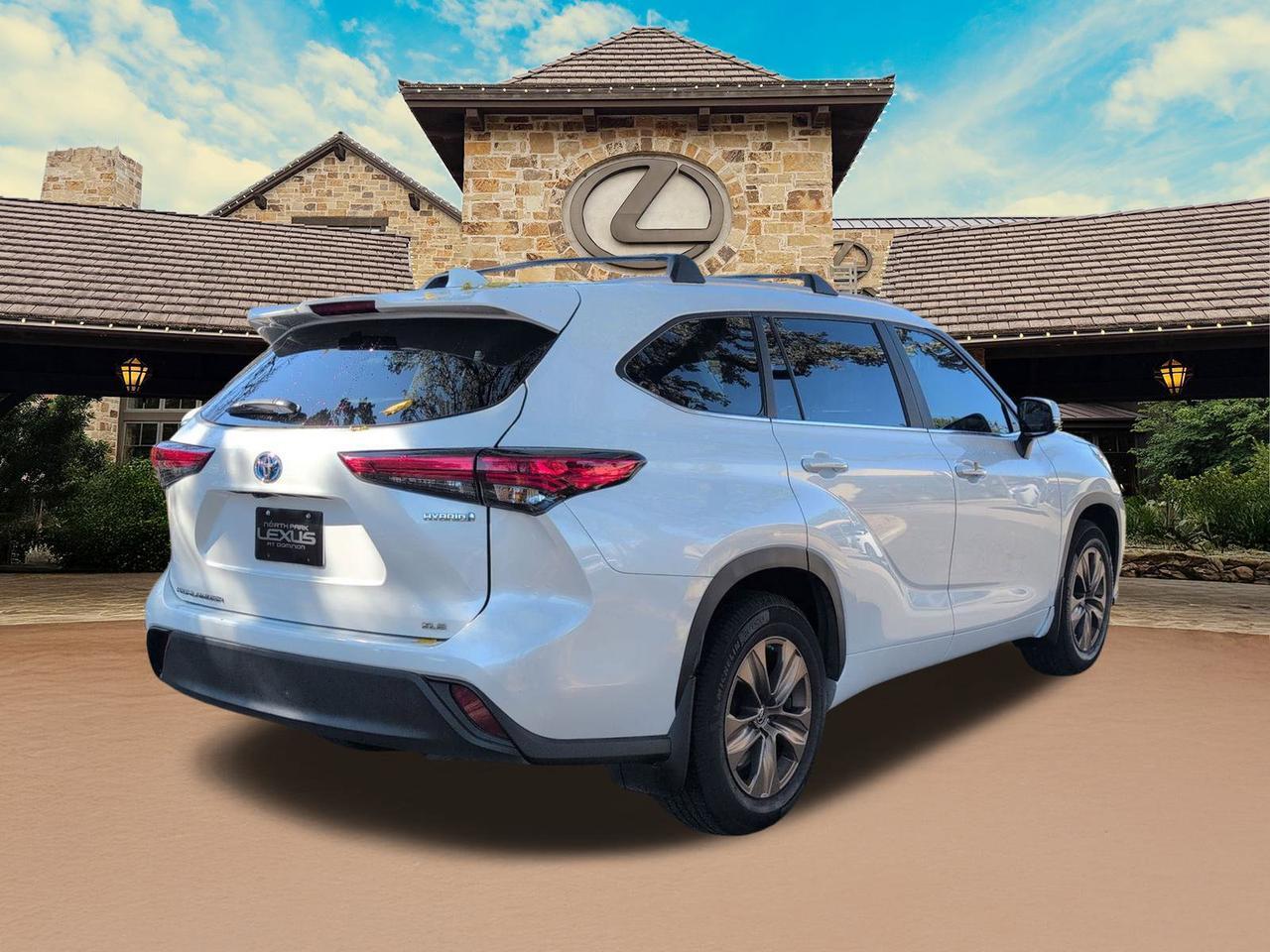 2023 Toyota Highlander Hybrid Bronze Edition