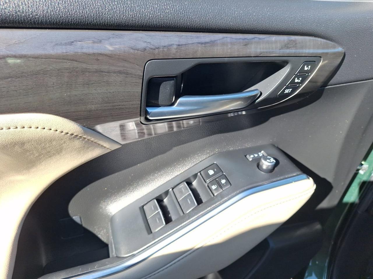 2023 Toyota Highlander Hybrid Limited Hurst TX