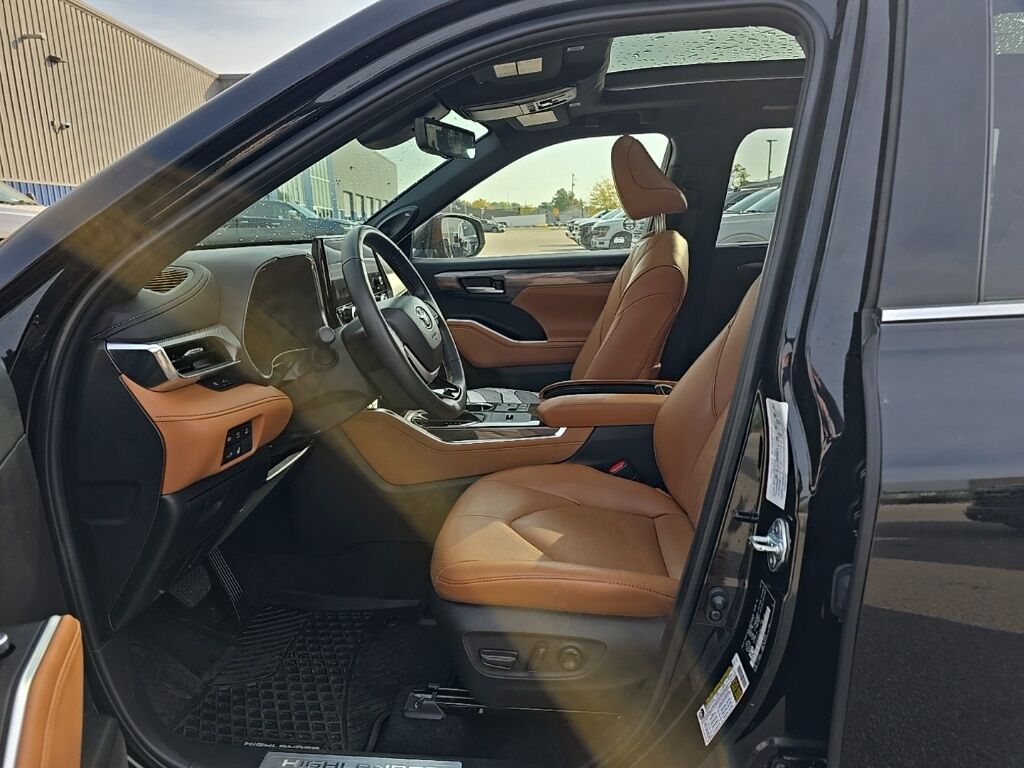 2023 Toyota Highlander Hybrid Platinum AWD 7 Passenger Minocqua WI