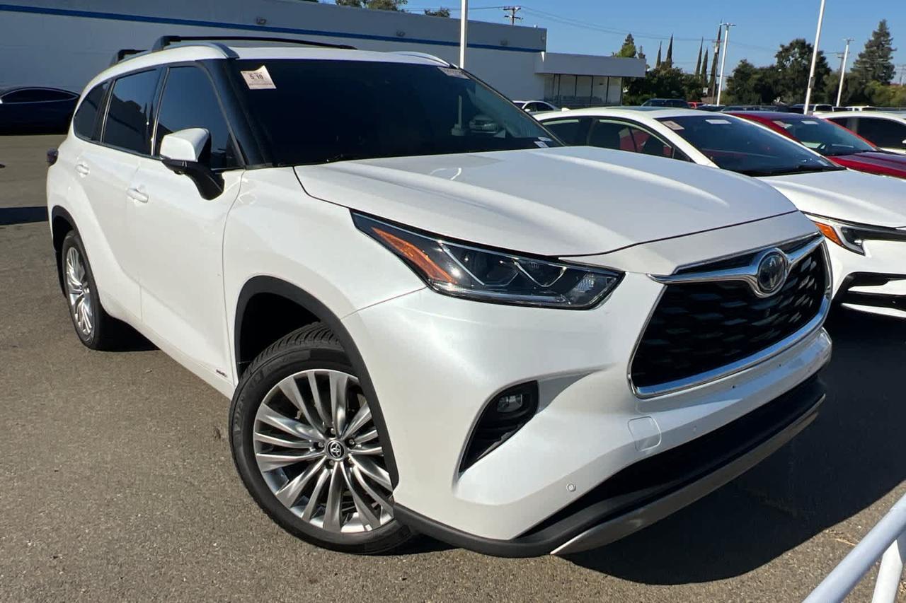 2023 Toyota Highlander Hybrid Platinum