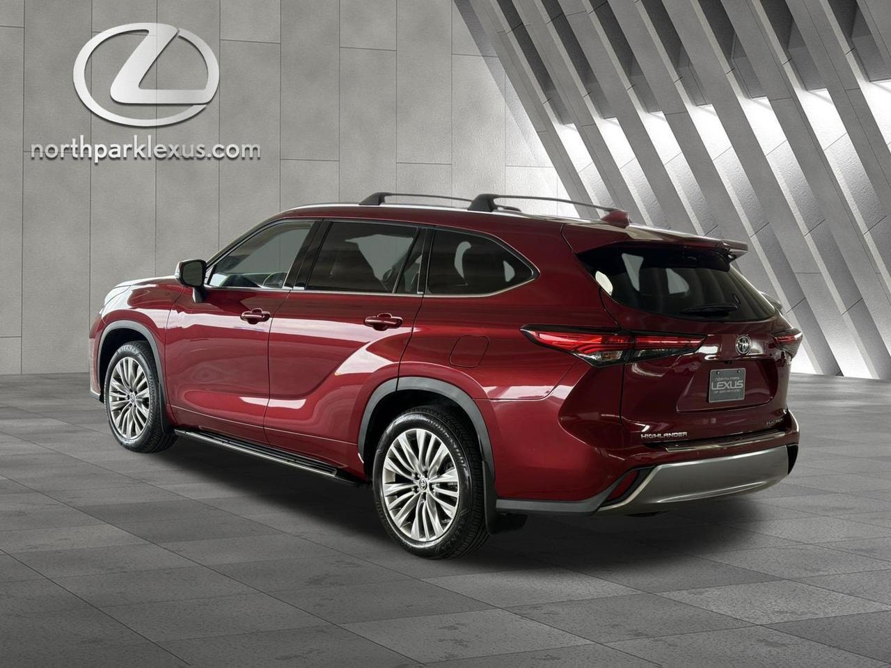 2023 Toyota Highlander Hybrid Platinum