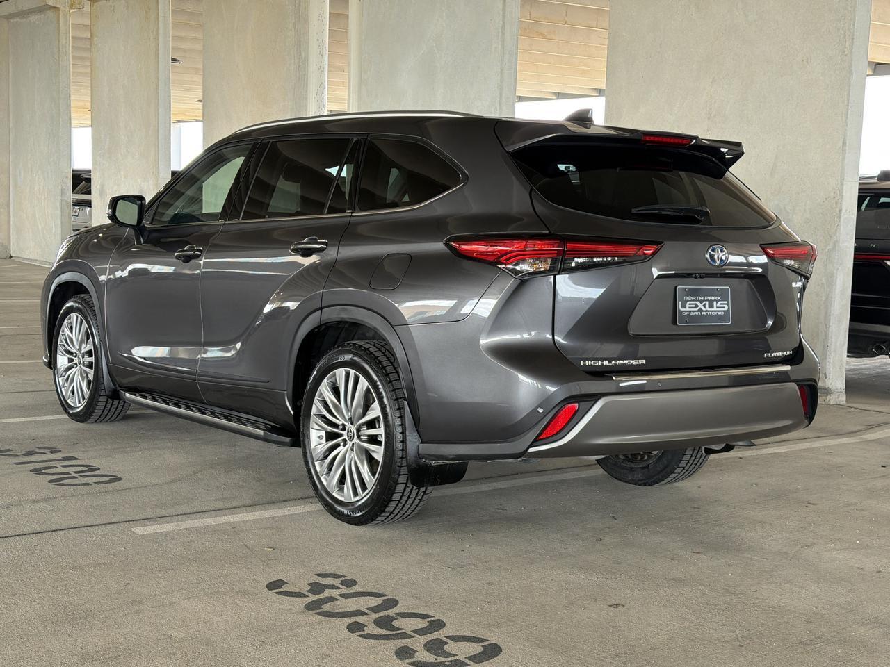 2023 Toyota Highlander Hybrid Platinum