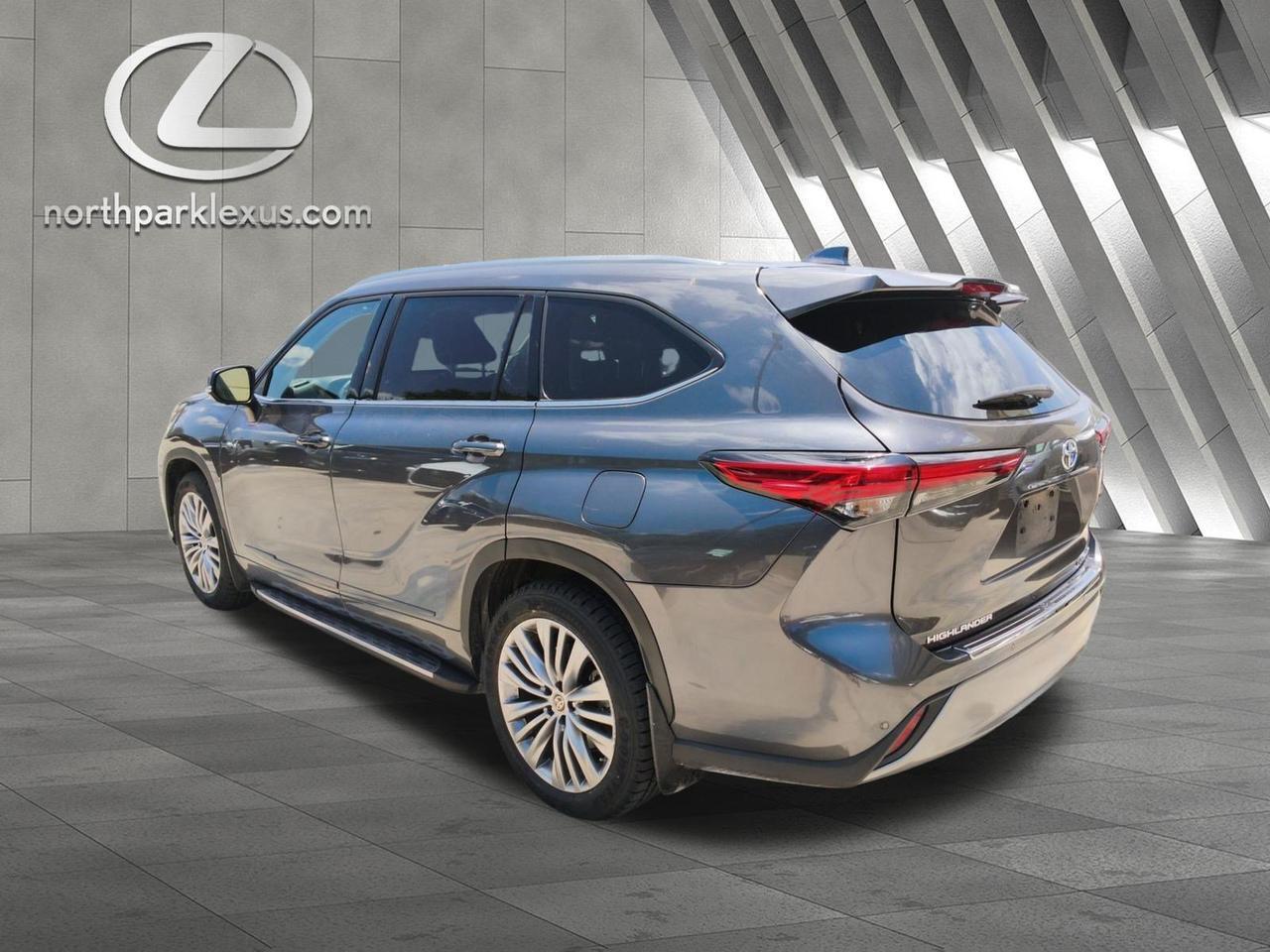 2023 Toyota Highlander Hybrid Platinum