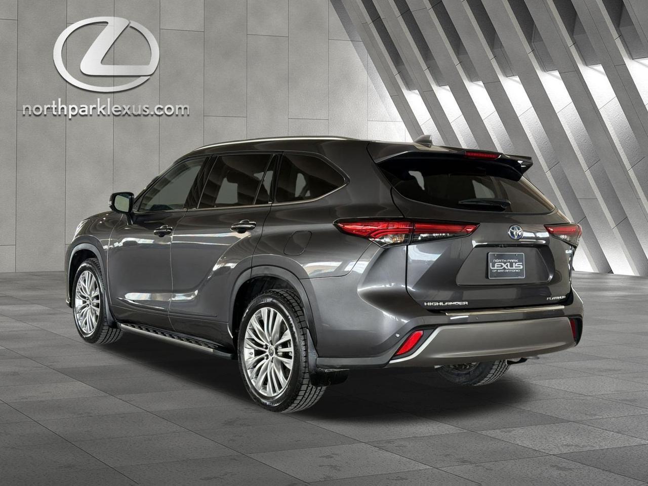 2023 Toyota Highlander Hybrid Platinum
