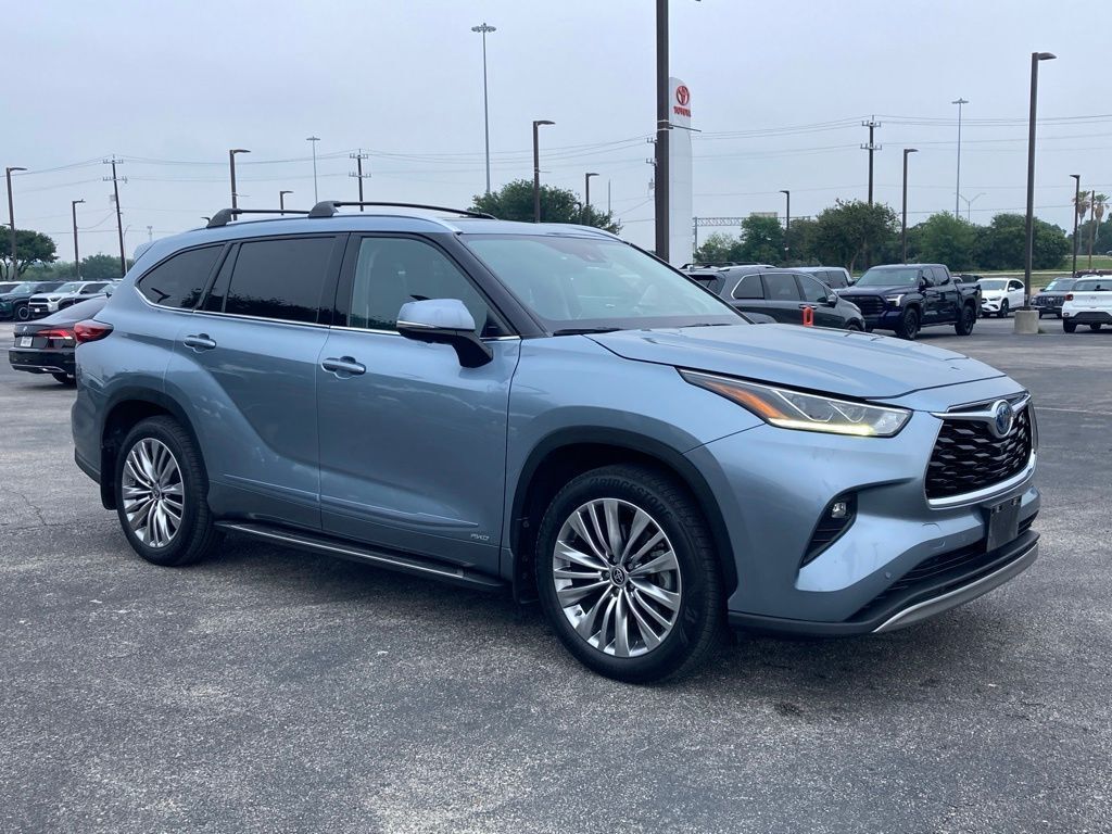2023 Toyota Highlander Hybrid Platinum