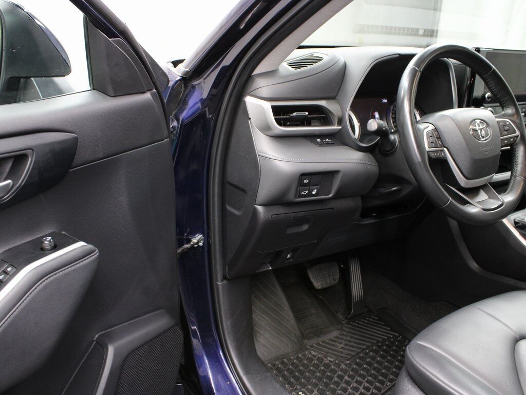 2023 Toyota Highlander Hybrid XLE AWD 8 Passenger Fond du Lac WI