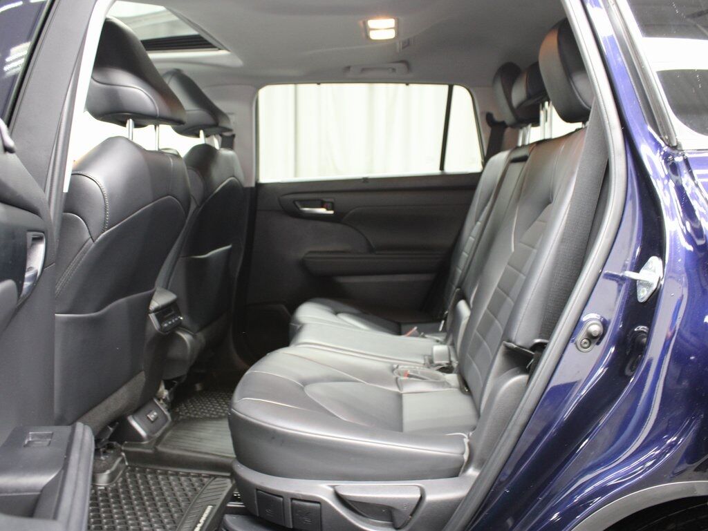 2023 Toyota Highlander Hybrid XLE AWD 8 Passenger Fond du Lac WI