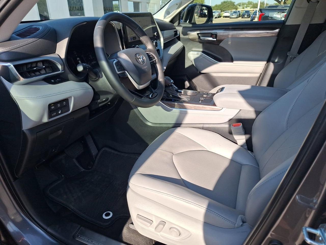 2023 Toyota Highlander L Hurst TX