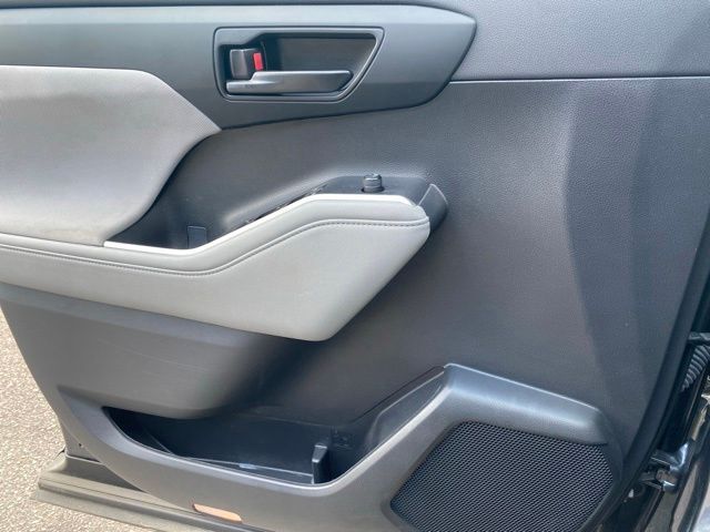 2023 Toyota Highlander L - Photo 23