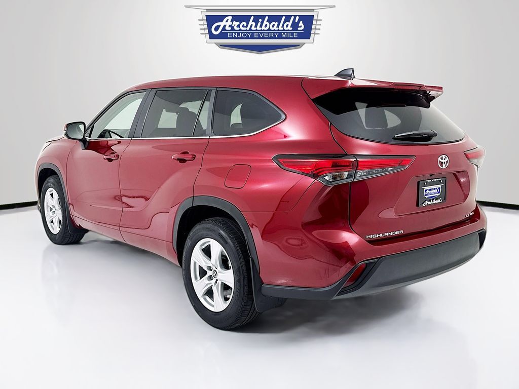 2023 Toyota Highlander LE photo 4