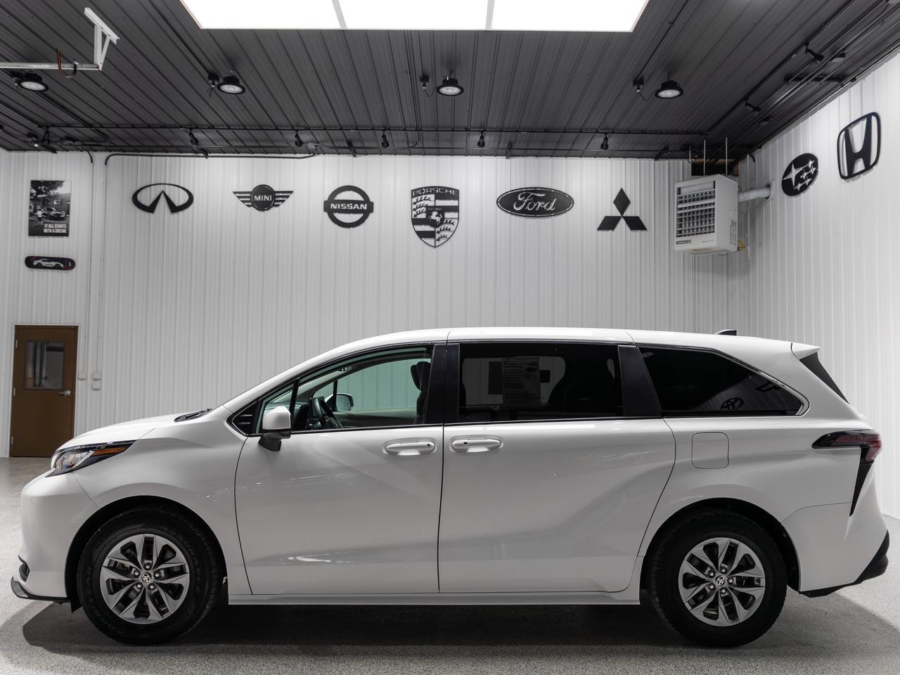 2023 Toyota Sienna LE 8-Passenger Hybrid Cranberry PA