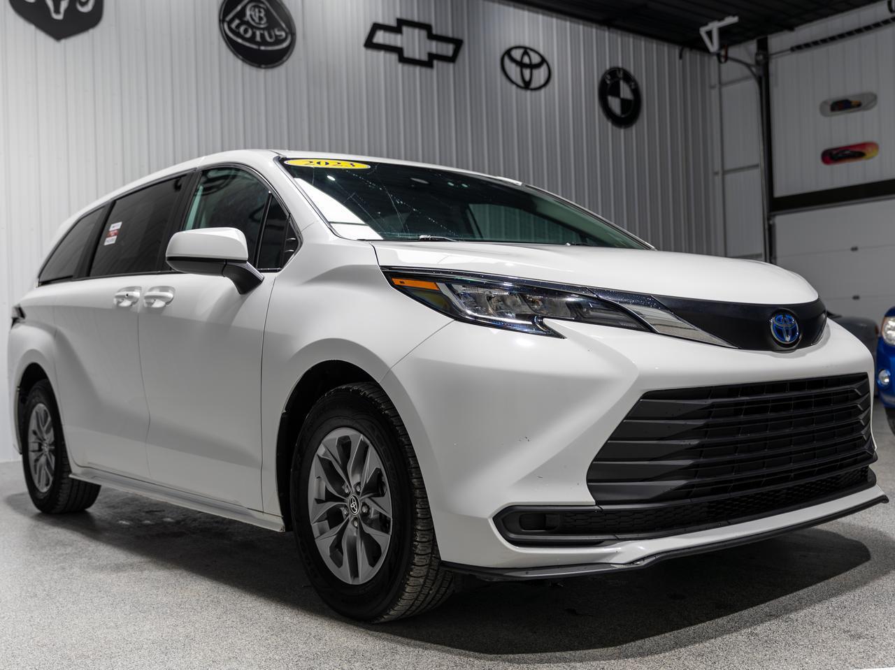 2023 Toyota Sienna LE 8-Passenger Hybrid Cranberry PA