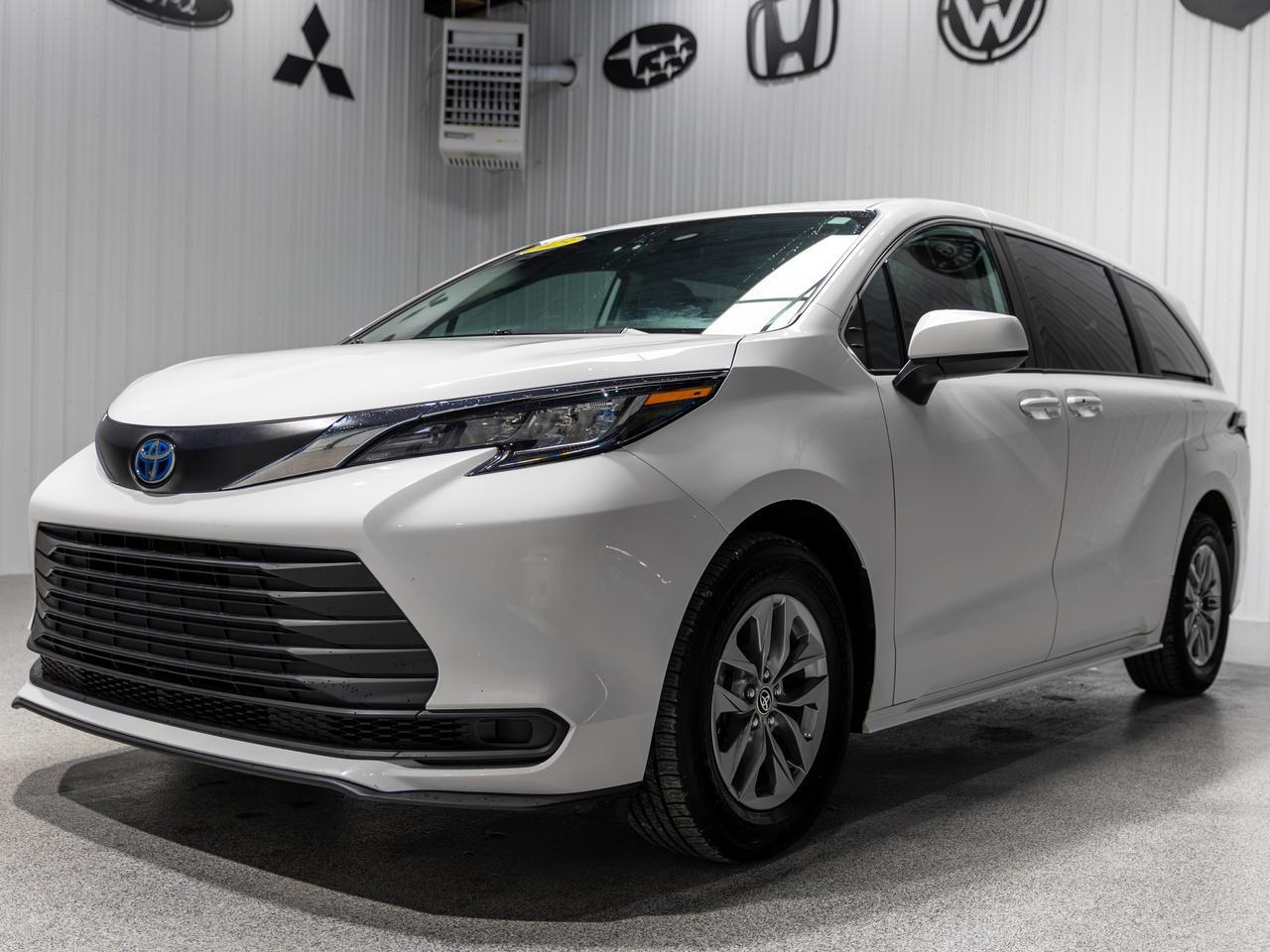 2023 Toyota Sienna LE 8-Passenger Hybrid Cranberry PA