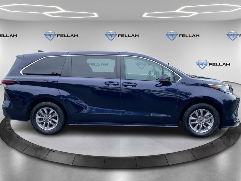2023 Toyota Sienna LE