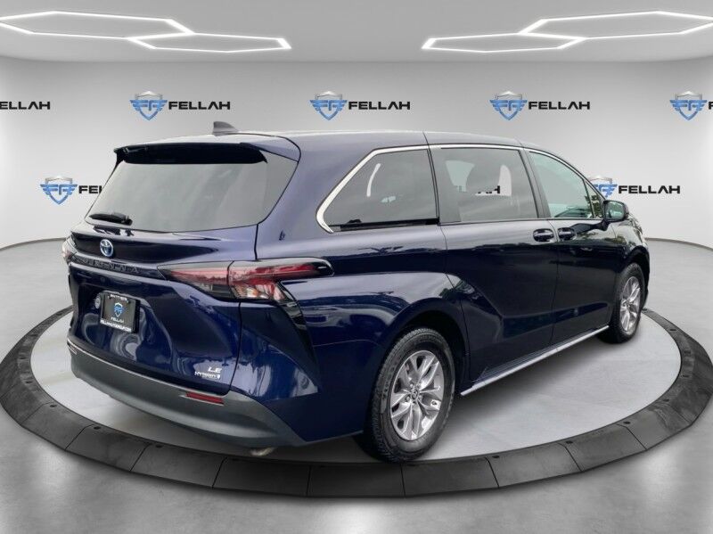 2023 Toyota Sienna LE