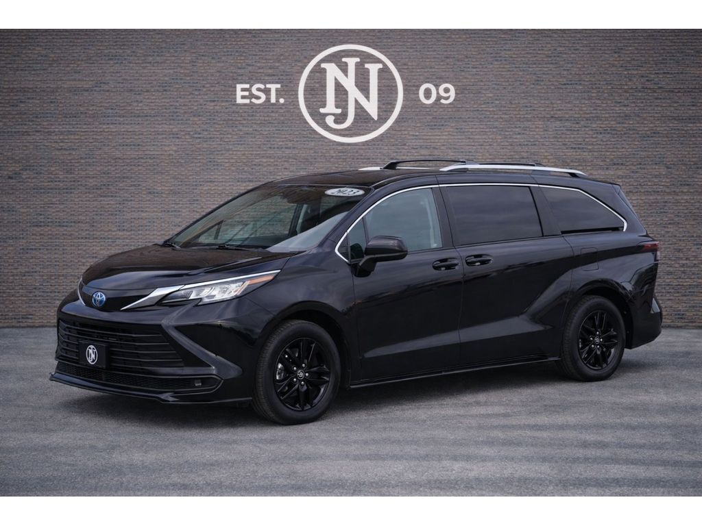 2023 Toyota Sienna LE Hybrid