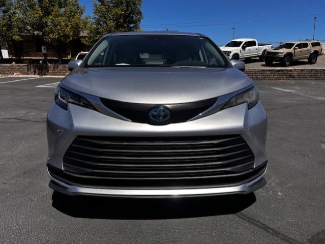 2023 Toyota Sienna LE