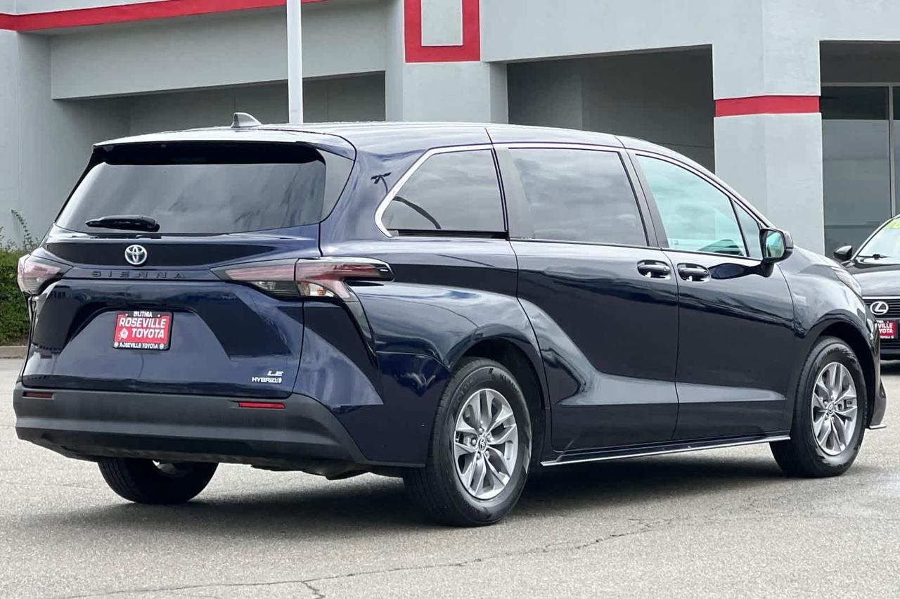 2023 Toyota Sienna LE
