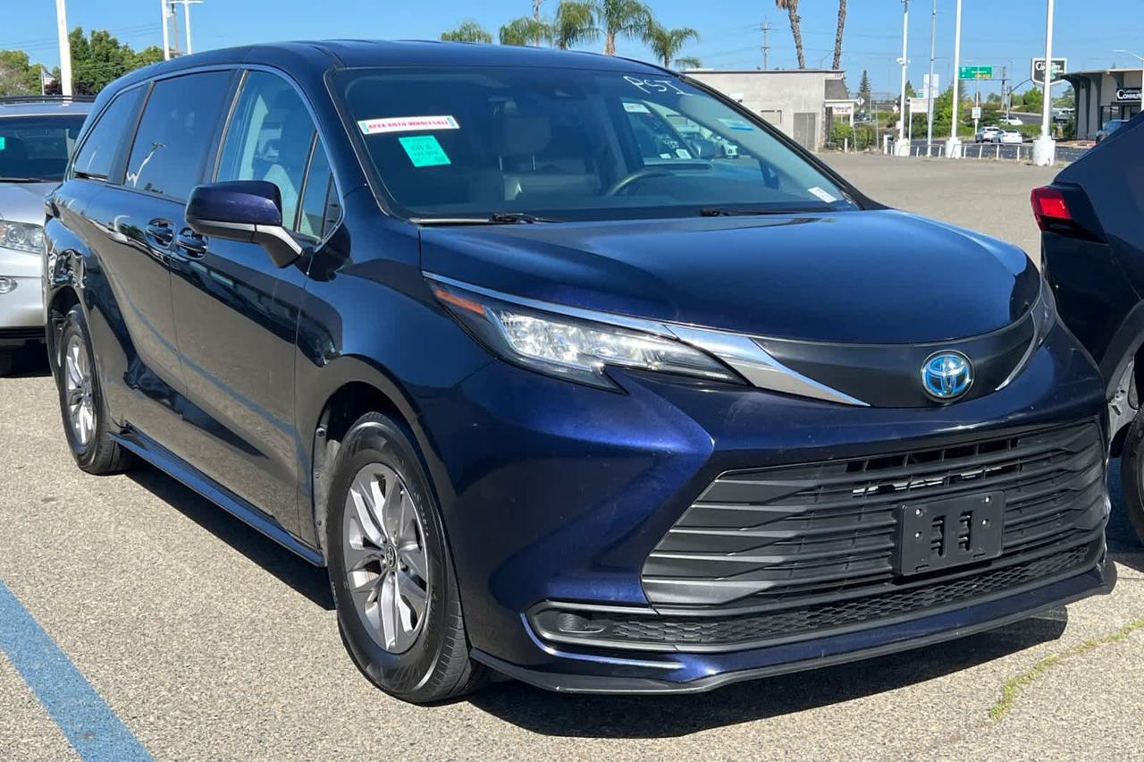 2023 Toyota Sienna LE