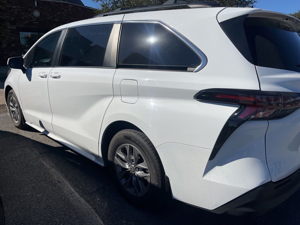 2023 Toyota Sienna LE
