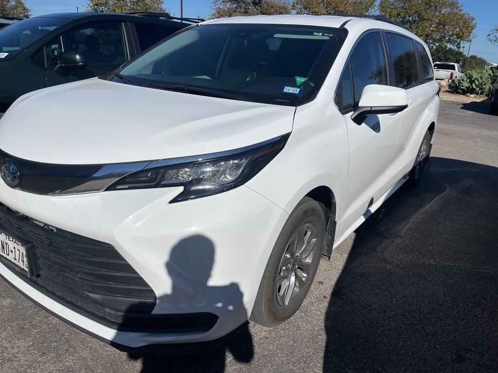 2023 Toyota Sienna LE