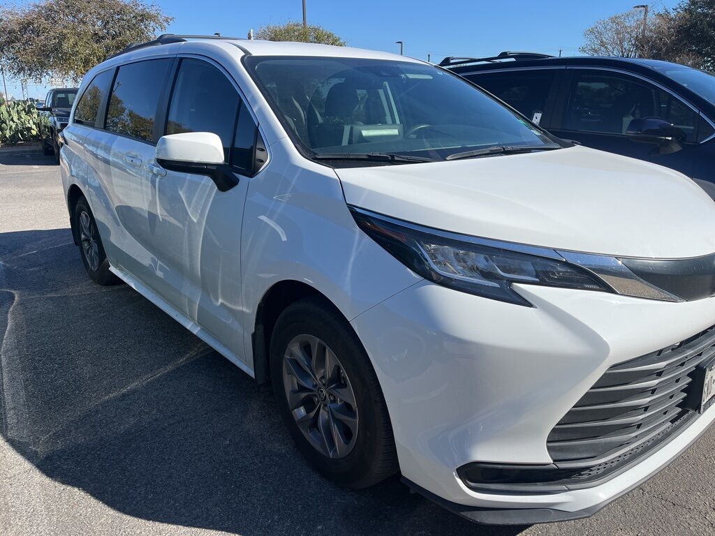 2023 Toyota Sienna LE