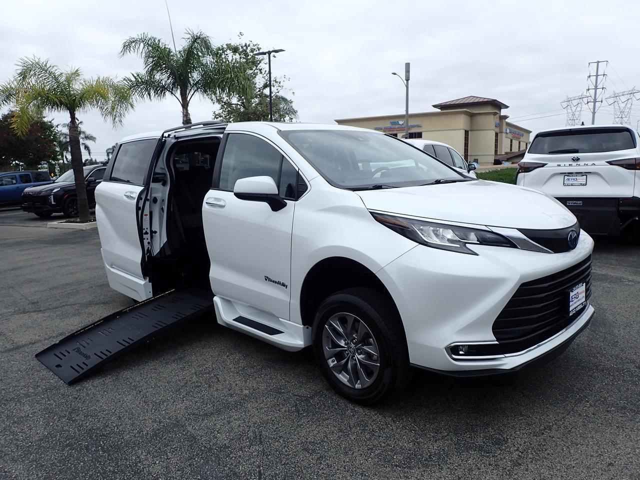 2023 Toyota Sienna XLE+