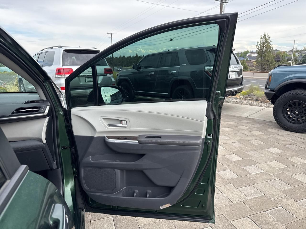 2023 Toyota Sienna XLE Bend OR
