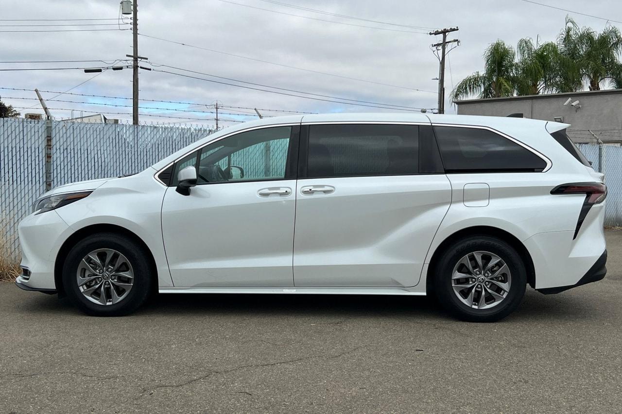 2023 Toyota Sienna XLE