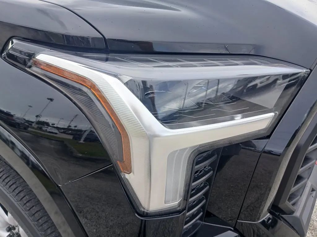 2023 Toyota Tundra CrewMax SR5 photo 18