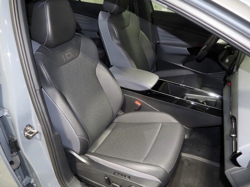 2023 Volkswagen ID.4 Pro S *PANORAMA GLASS ROOF, NAVIGATION, DIGITAL COCKPIT, ADAPTIVE CRUISE, SAFETY ALERTS, BACKUP-CAMERA, HEATED SEATS/STEERING, POWER LIFTGATE, WIRELESS CHARGING, ANDROID & APPLE