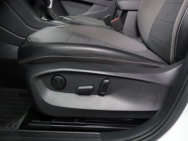 2023 Volkswagen Taos SE *ADAPTIVE CRUISE, SAFETY ALERTS, DIGITAL COCKPIT, BACKUP-CAMERA, COLOR TOUCHSCREEN, HEATED SEATS/STEERING, REMOTE START, KEYLESS ENTRY, WIRELESS CHARGING, ANDROID & APPLE Round Rock TX