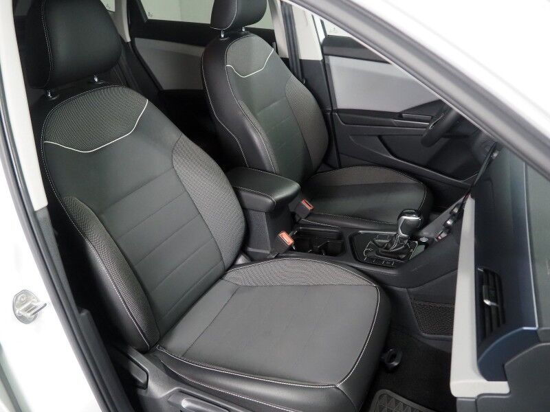 2023 Volkswagen Taos SE *ADAPTIVE CRUISE, SAFETY ALERTS, DIGITAL COCKPIT, BACKUP-CAMERA, COLOR TOUCHSCREEN, HEATED SEATS/STEERING, REMOTE START, KEYLESS ENTRY, WIRELESS CHARGING, ANDROID & APPLE