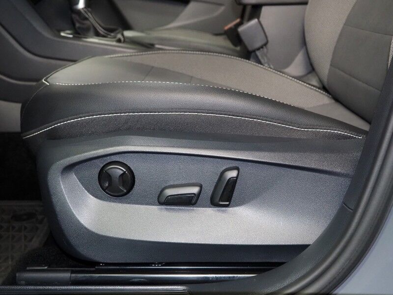 2023 Volkswagen Taos SE *PANORAMA MOONROOF, ADAPTIVE CRUISE, SAFETY ALERTS, DIGITAL COCKPIT, BACKUP-CAMERA, COLOR TOUCHSCREEN, HEATED SEATS/STEERING, REMOTE START, KEYLESS ENTRY, WIRELESS CHARGING, ANDROID & APPLE Round Rock TX