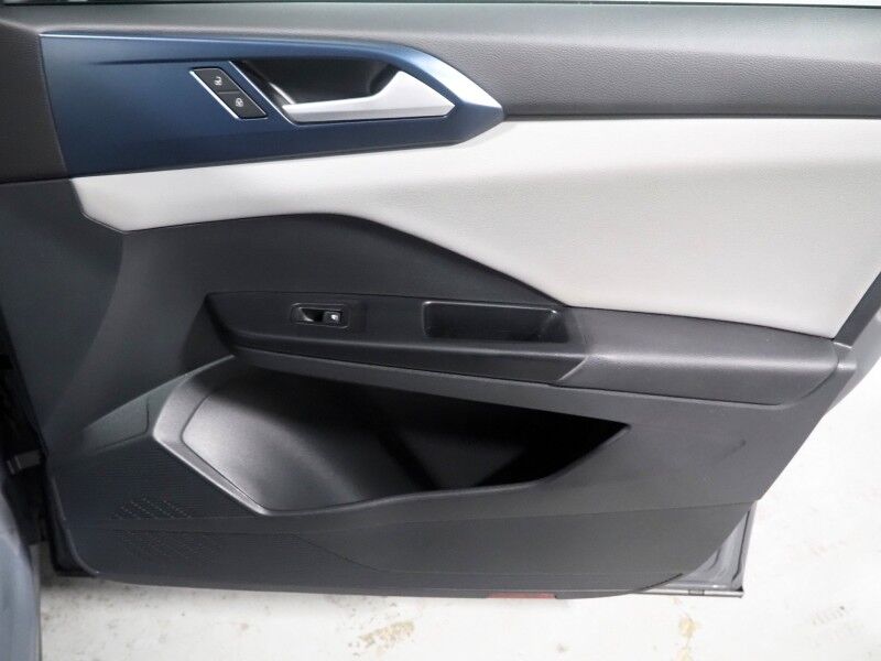 2023 Volkswagen Taos SE *PANORAMA MOONROOF, ADAPTIVE CRUISE, SAFETY ALERTS, DIGITAL COCKPIT, BACKUP-CAMERA, COLOR TOUCHSCREEN, HEATED SEATS/STEERING, REMOTE START, KEYLESS ENTRY, WIRELESS CHARGING, ANDROID & APPLE Round Rock TX