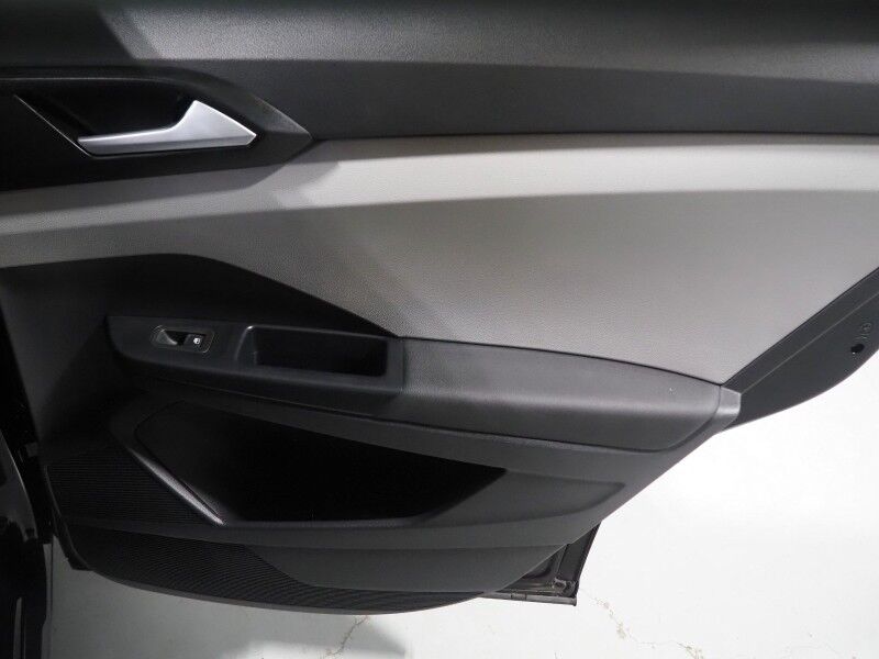 2023 Volkswagen Taos SE *PANORAMA MOONROOF, ADAPTIVE CRUISE, SAFETY ALERTS, DIGITAL COCKPIT, BACKUP-CAMERA, COLOR TOUCHSCREEN, HEATED SEATS/STEERING, REMOTE START, KEYLESS ENTRY, WIRELESS CHARGING, ANDROID & APPLE Round Rock TX