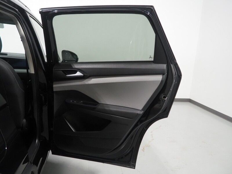2023 Volkswagen Taos SE *PANORAMA MOONROOF, ADAPTIVE CRUISE, SAFETY ALERTS, DIGITAL COCKPIT, BACKUP-CAMERA, COLOR TOUCHSCREEN, HEATED SEATS/STEERING, REMOTE START, KEYLESS ENTRY, WIRELESS CHARGING, ANDROID & APPLE Round Rock TX