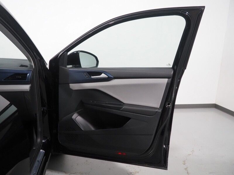 2023 Volkswagen Taos SE *PANORAMA MOONROOF, ADAPTIVE CRUISE, SAFETY ALERTS, DIGITAL COCKPIT, BACKUP-CAMERA, COLOR TOUCHSCREEN, HEATED SEATS/STEERING, REMOTE START, KEYLESS ENTRY, WIRELESS CHARGING, ANDROID & APPLE Round Rock TX