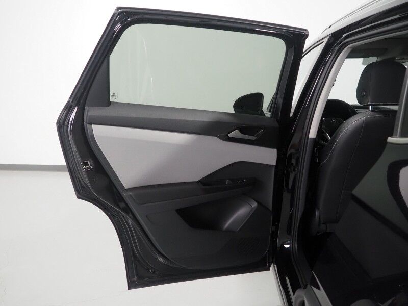 2023 Volkswagen Taos SE *PANORAMA MOONROOF, ADAPTIVE CRUISE, SAFETY ALERTS, DIGITAL COCKPIT, BACKUP-CAMERA, COLOR TOUCHSCREEN, HEATED SEATS/STEERING, REMOTE START, KEYLESS ENTRY, WIRELESS CHARGING, ANDROID & APPLE Round Rock TX