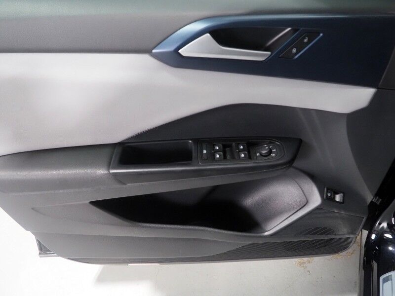 2023 Volkswagen Taos SE *PANORAMA MOONROOF, ADAPTIVE CRUISE, SAFETY ALERTS, DIGITAL COCKPIT, BACKUP-CAMERA, COLOR TOUCHSCREEN, HEATED SEATS/STEERING, REMOTE START, KEYLESS ENTRY, WIRELESS CHARGING, ANDROID & APPLE Round Rock TX